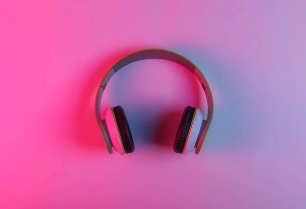 Headphones Modernos Sem Fio Estéreo Com Luz Azul Rosa Néon — Fotografia de Stock