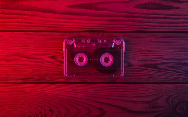 Cassetta Audio Sfondo Legno Luce Blu Rossa Neon Bagliore Gradiente — Foto Stock