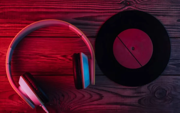 Schallplatte Stereo Kopfhörer Auf Hölzernem Hintergrund Neonrotes Blaues Licht Gradientenglühen — Stockfoto