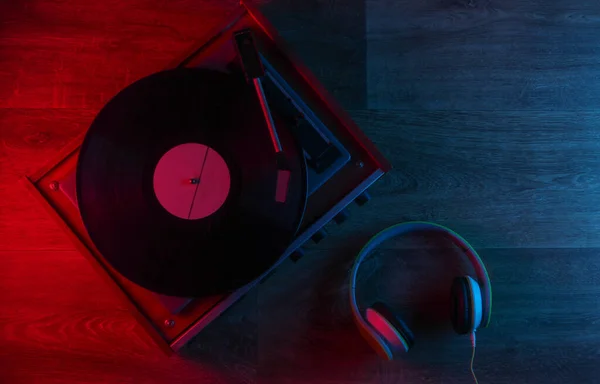 Cuffie Stereo Giradischi Vinile Retrò Pavimento Legno Con Luce Neon — Foto Stock