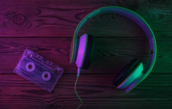 Casque Stéréo Rétro Avec Cassette Audio Feu Vert Violet Néon — Photo