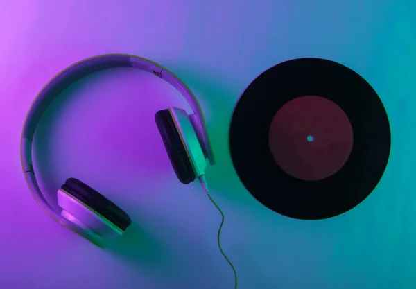 Vinil Plaklı Stereo Kulaklıklar Neon Holografik Işık Gradyan Menekşe Yeşili — Stok fotoğraf