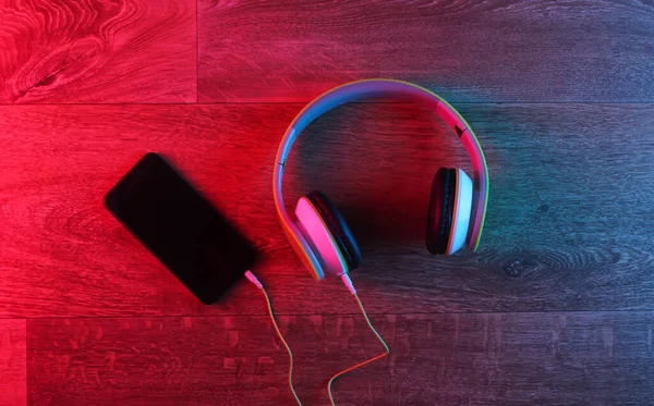 Casque Smartphone Sur Sol Bois Avec Une Lueur Dégradée Rouge — Photo