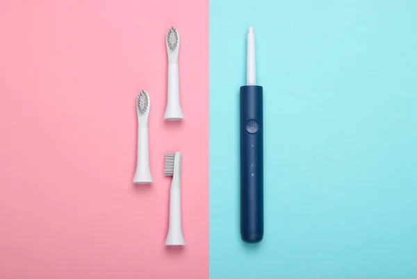 Zahnpflege Moderne Elektrische Zahnbürste Mit Düsen Auf Rosa Blauem Hintergrund — Stockfoto