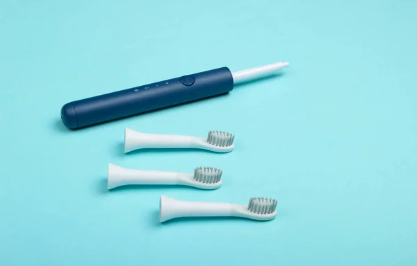 Zahnpflege Moderne Elektrische Zahnbürste Mit Düsen Auf Blauem Hintergrund — Stockfoto