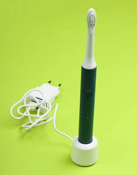 Modern Electric Toothbrush Charger Green Background — Stock Photo, Image