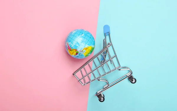 Concept Shopping Marché Mondial Chariot Achat Avec Globe Sur Fond — Photo