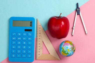 Okula dönelim. Okul ve ofis malzemeleri mavi pembe pastel arka planda. Eğitici, öğrenim konsepti. Üst görünüm.