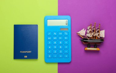 Gemi seyahatinin maliyetinin hesaplanması. Seyahat konsepti. Hesap makinesi, pasaport, yeşil-mor arka planda gemi figürü. Üst Manzara. Düz yatıyordu