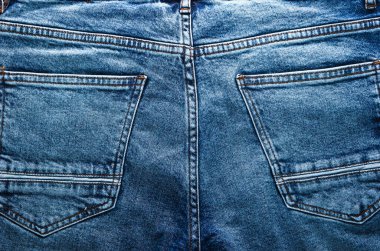 Kot pantolonun arka cepleri yakın plan. Denim dokusu