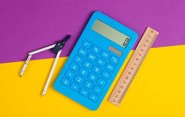 Calculadora Regla Brújula Sobre Fondo Amarillo Púrpura Vista Superior — Foto de Stock