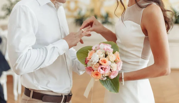 Невеста Надевает Золотое Кольцо Палец Жениха Свадебная Церемония — стоковое фото