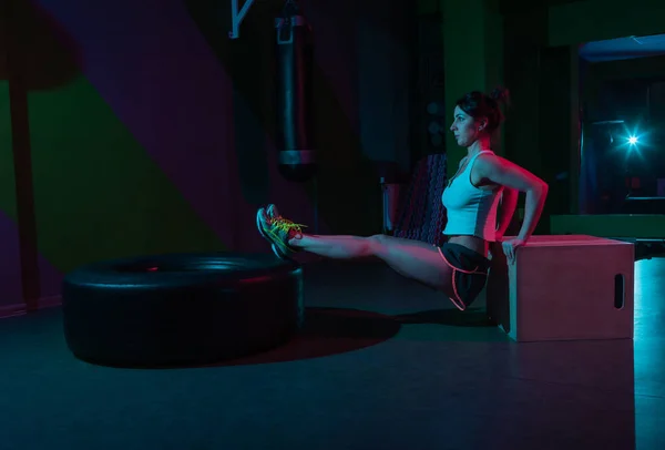 Giovane Donna Forma Spinge Una Scatola Legno Gradiente Neon Luce — Foto Stock