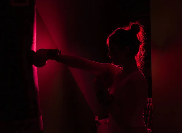 Silhouetted Γυναίκα Πυγμάχος Γάντια Πυγμαχίας Γροθιά Ένα Σάκο Του Μποξ — Φωτογραφία Αρχείου