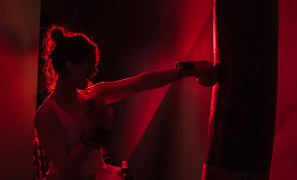 Sziluett Női Bokszoló Boksz Kesztyű Ütés Egy Boxzsák Piros Neon — Stock Fotó