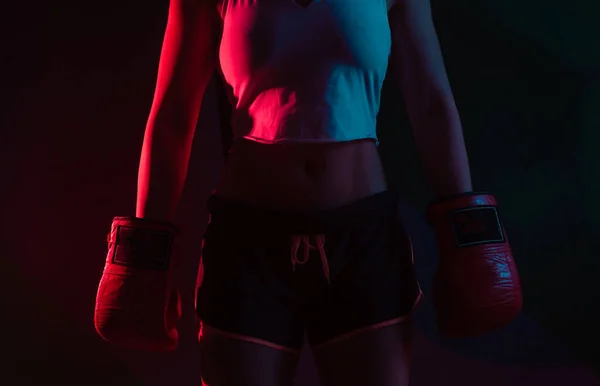 Kvinna Boxare Med Boxningshandskar Händerna Neon Blå Rött Ljus Mörk — Stockfoto