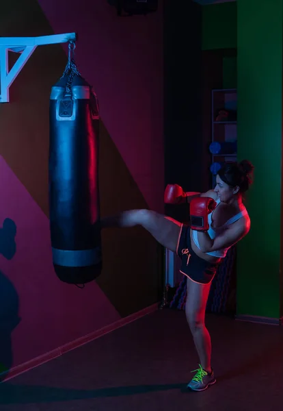 Жінка Боксер Боксерських Рукавичках Штовхає Ударну Сумку Червоному Синьому Неоновому — стокове фото