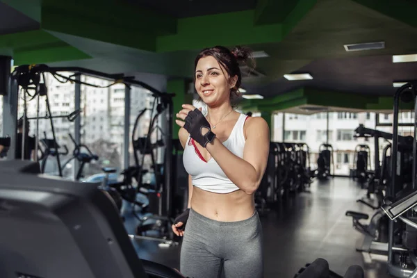 Fröhliche Schlanke Frau Sportbekleidung Auf Einem Laufband Fitnessstudio — Stockfoto