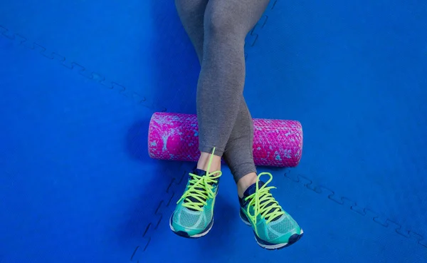 Fit Woman Using Foam Roll Her Leg Release Tension Help — Stock Photo, Image