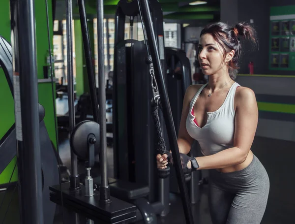 Ung Smal Kvinna Tränar Förlängning Armar Med Rep Träningsmaskin Gym — Stockfoto