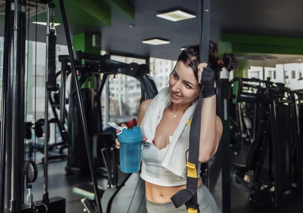 Moe Jonge Fitte Vrouw Met Een Fles Water Sportschool — Stockfoto