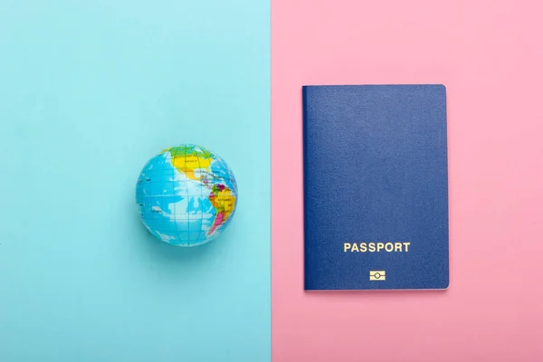 Τουρισμός Και Ταξιδιωτική Έννοια Σφαίρα Και Διαβατήριο Μπλε Ροζ Παστέλ — Φωτογραφία Αρχείου