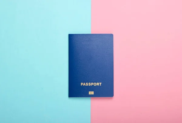 Turismo Concetto Viaggio Emigrazione Passaporto Sfondo Blu Rosa Vista Dall — Foto Stock
