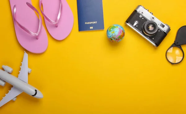 Playa Verano Accesorios Viaje Sobre Fondo Amarillo Trasfondo Turístico Acostado — Foto de Stock