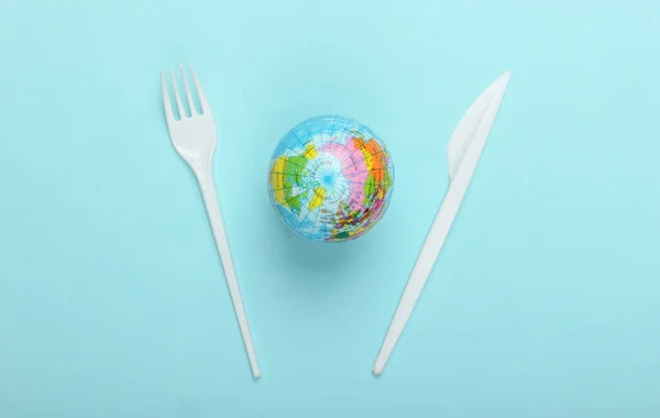 Pollution Plastique Gratuit Concept Écologique Globe Couteau Plastique Avec Fourchette — Photo