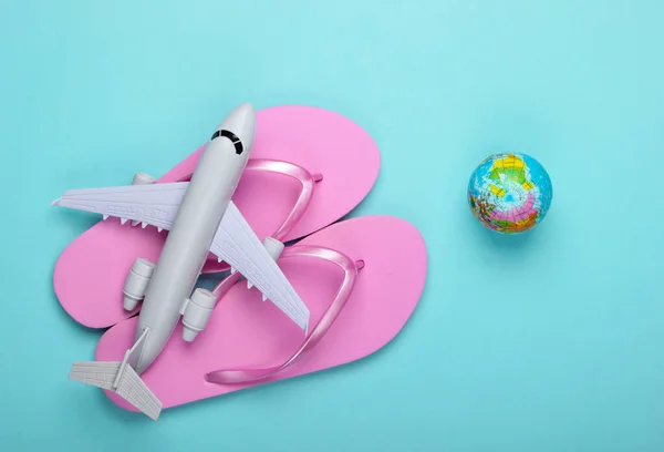 Reizen Strand Vakantie Concept Zomer Achtergrond Flip Flops Vliegtuig Beeldje — Stockfoto