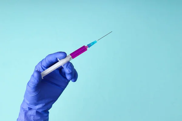 ラテックス手袋の医療の手はワクチンで注射器を保持しています 予防接種 — ストック写真
