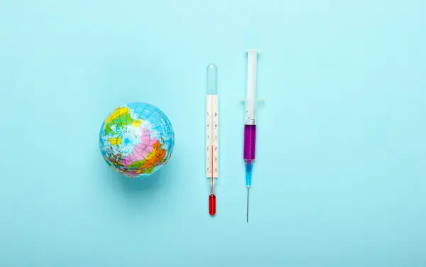 Pandémie Mondiale Vaccination Globe Avec Thermomètre Seringue Sur Fond Bleu — Photo