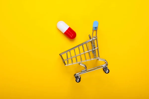 Carro Supermercado Con Cápsula Píldora Sobre Fondo Amarillo Vista Superior —  Fotos de Stock