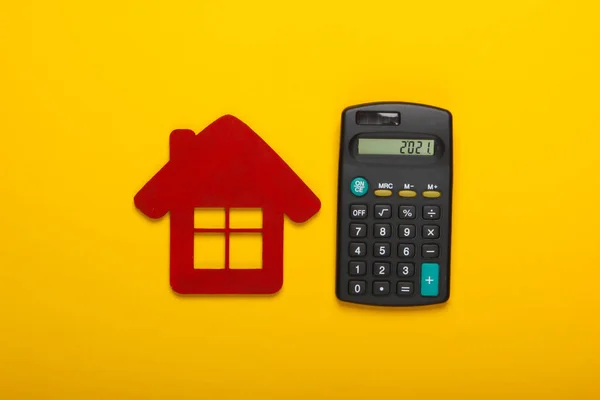 Cálculo Custo Habitação Aluguel Figurinha Casa Vermelha Calculadora Fundo Amarelo — Fotografia de Stock