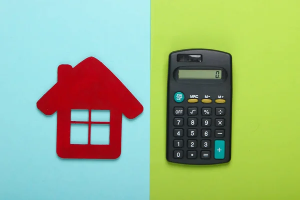 Υπολογισμός Του Κόστους Μίσθωσης Κατοικιών Κόκκινο Σπίτι Ειδώλιο Αριθμομηχανή Μπλε — Φωτογραφία Αρχείου