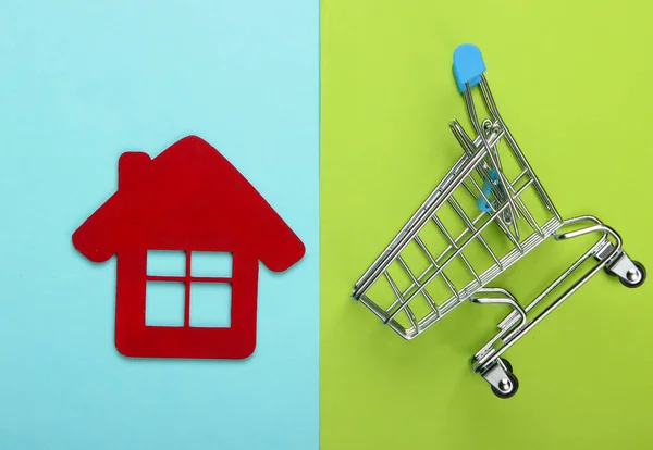 Veszek Egy Otthoni Koncepciót Bevásárlókocsi Egy Ház Figura Egy Kék — Stock Fotó