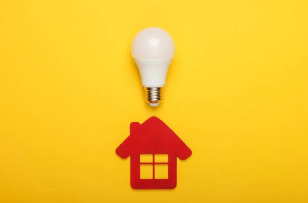 Έννοια Εξοικονόμησης Ενέργειας Σπίτι Ειδώλιο Και Εξοικονόμηση Ενέργειας Λαμπτήρα Κίτρινο — Φωτογραφία Αρχείου