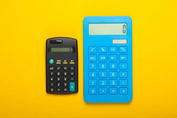 Duas Calculadoras Fundo Amarelo Vista Superior — Fotografia de Stock