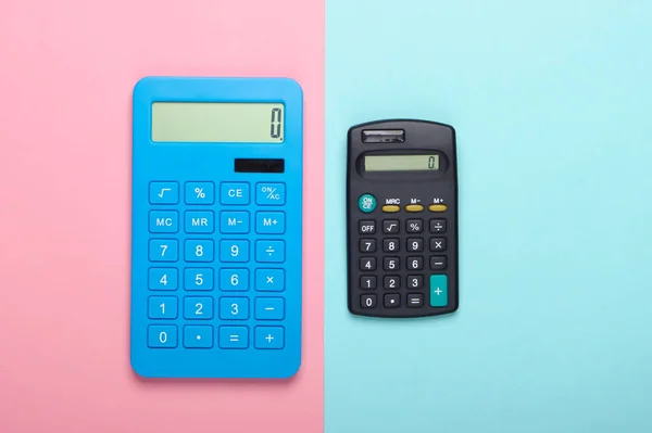 Två Miniräknare Blå Rosa Pastell Bakgrund Ovanifrån — Stockfoto