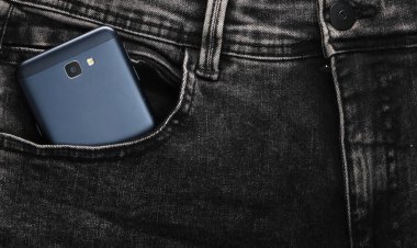 Siyah kotun ön cebinde akıllı telefon