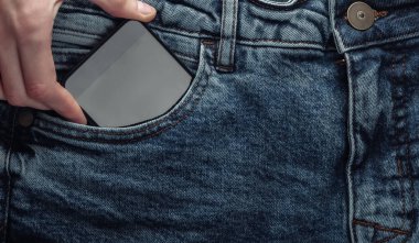 Kotun ön cebinden akıllı telefonu çıkardı.