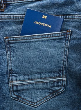 Pasaportu kot pantolonun arka cebinde. Seyahat konsepti veya göç.