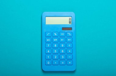 Mavi arka planda mavi hesap makinesi. Hesaplama ya da sayım. Minimalizm. Üst görünüm