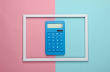 Pembe arka planda beyaz çerçeveli bir hesap makinesi. Resim konsepti. Üst Manzara. Minimalizm