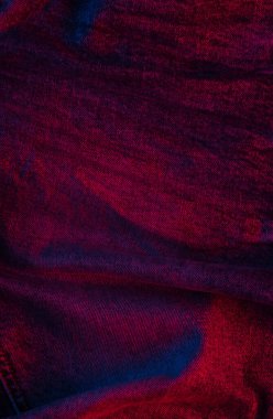 Neon mavisi bir ışıkta kot pantolon..