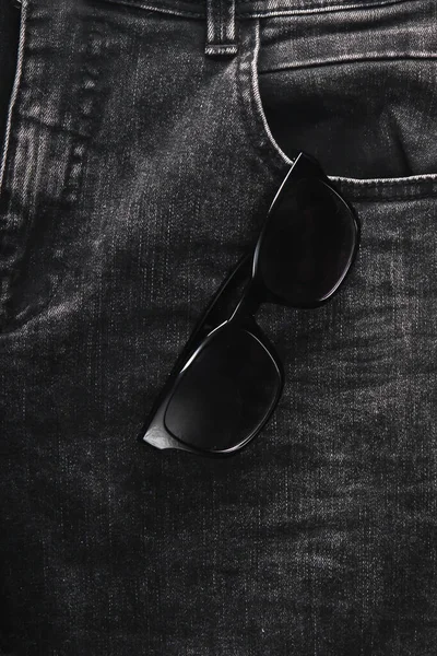 Óculos Sol Pendurados Bolso Frontal Jeans Cinza — Fotografia de Stock