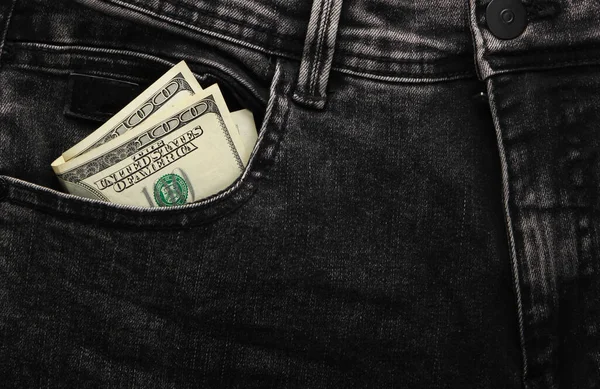 100美元钞票在黑色牛仔裤的前袋特写 — 图库照片