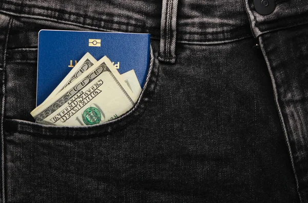 前面口袋里有100美元的钞票灰色牛仔裤 旅行概念或移民 — 图库照片