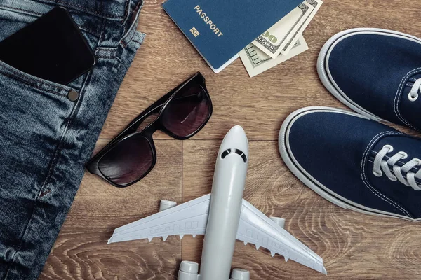 Concepto Viaje Turismo Jeans Billetes Cien Dólares Zapatillas Smartphone Pasaporte — Foto de Stock