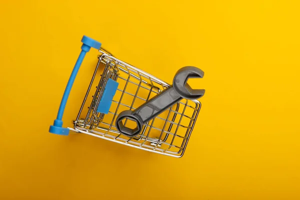 Carro Compra Del Supermercado Con Llave Juguete Sobre Fondo Amarillo — Foto de Stock